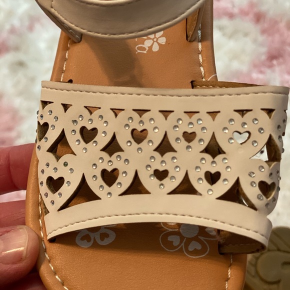 Little girls white sandals. - Picture 4 of 6